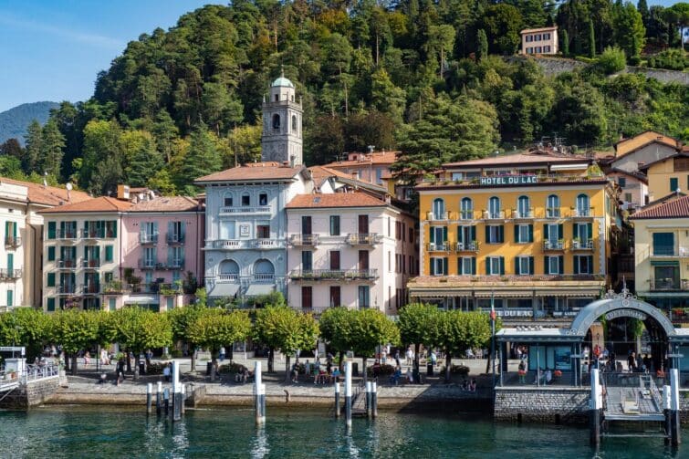 Bateaux amarrés sur le lac de Côme à Bellagio, Italie, lors d'une journée ensoleillée d'été