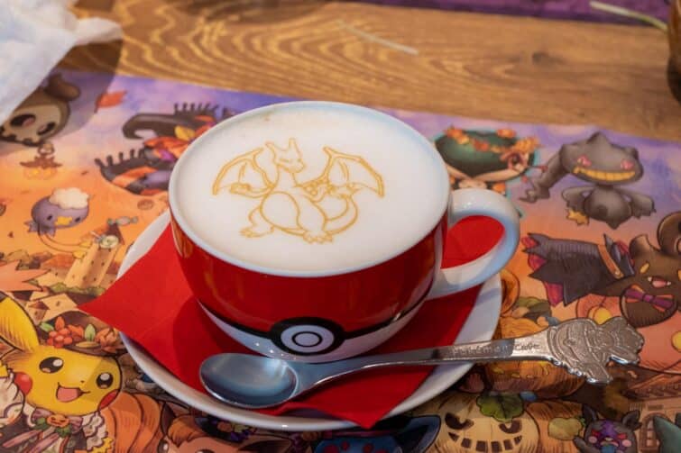 Café Pokémon à Tokyo, Japon, avec des décorations et produits à thème Pokémon