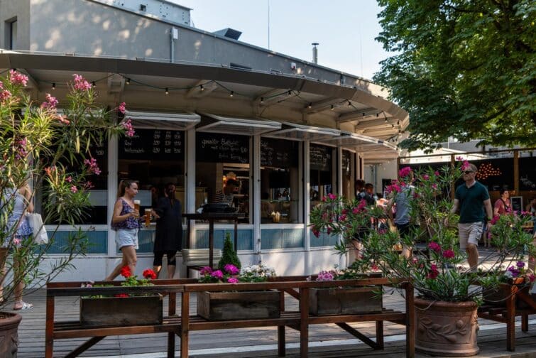 Café am Neuen See entouré de nature lors d'une journée ensoleillée à Berlin, Allemagne