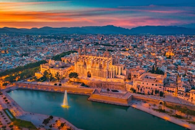 Cathédrale La Seu au coucher du soleil à Palma de Majorque