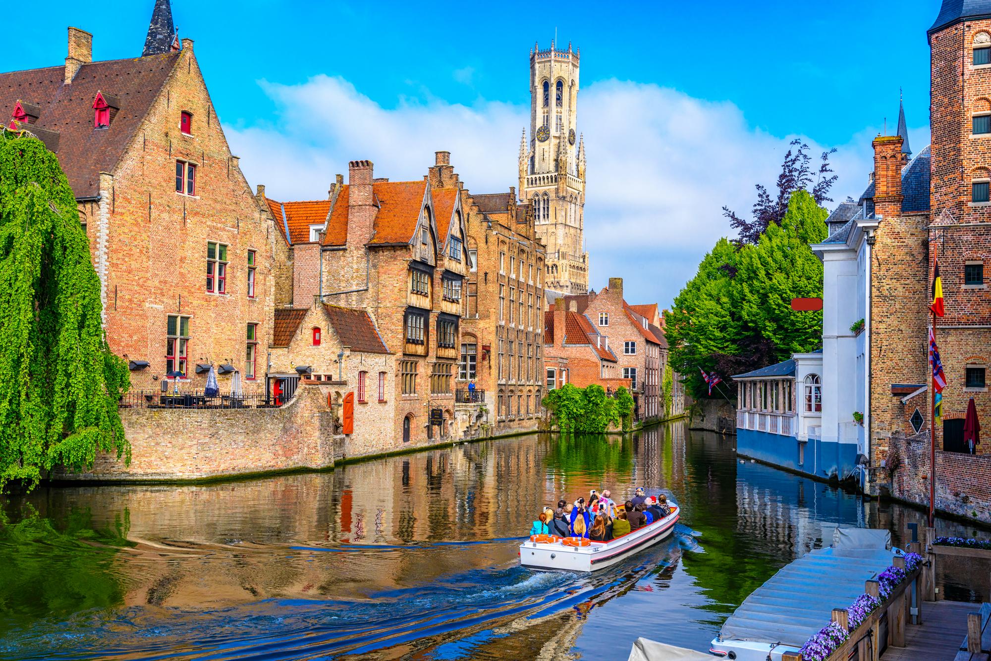 Centre historique de Bruges avec canaux et architecture médiévale