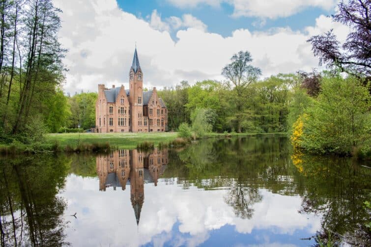 Château de Ryckevelde dans une forêt près de Bruges