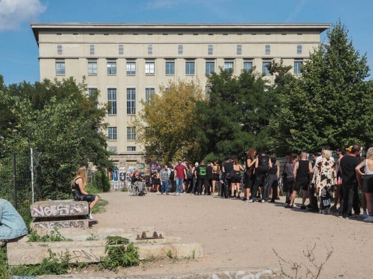 Club Berghain Berlin, vue extérieure avec foule