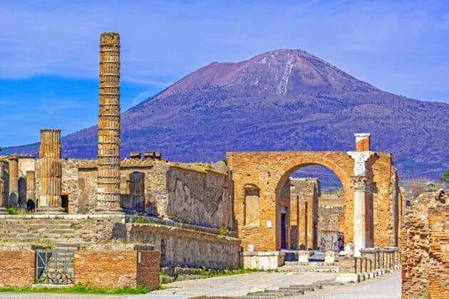 Colonnade de temple avec le Vésuve en arrière-plan à Naples, Italie