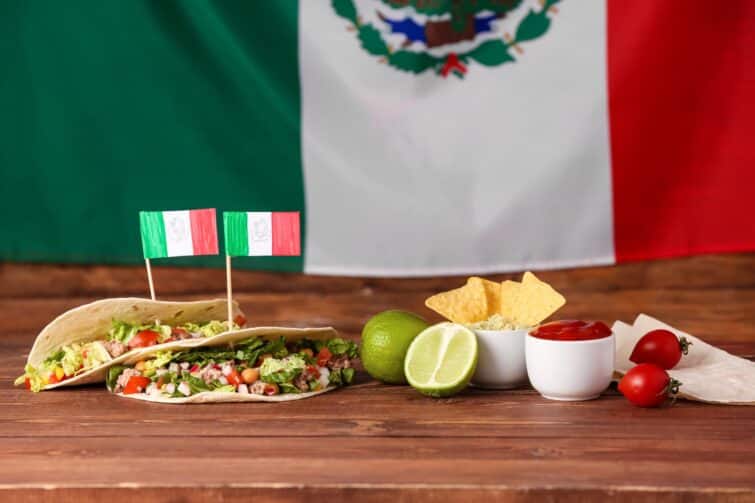 Composition de cuisine mexicaine traditionnelle avec drapeaux sur table