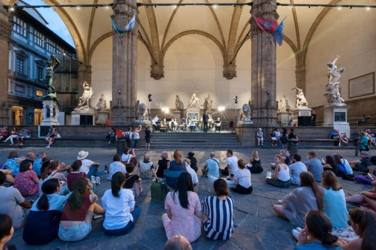 Concert sur la Piazza della Signoria à Florence, Italie, avec des spectateurs en 2018