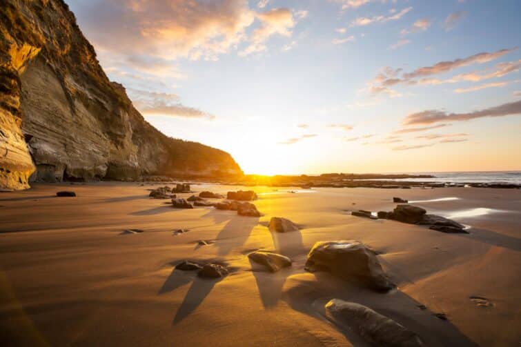 Coucher de soleil magnifique sur une plage en Nouvelle-Zélande