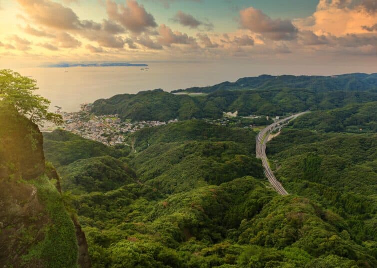 Coucher de soleil sur le canal Uraga à Kanaya avec vue sur le mont Nokogiri près de Tokyo