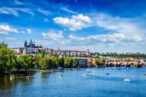 Croisière sur la Vltava à Prague avec vue sur le pont Charles et le château