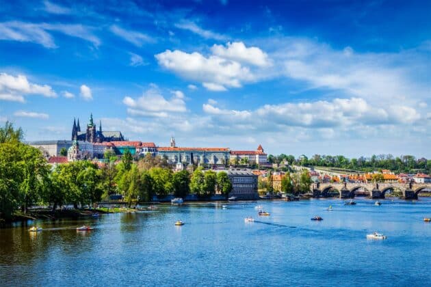 Croisière sur la Vltava à Prague avec vue sur le pont Charles et le château