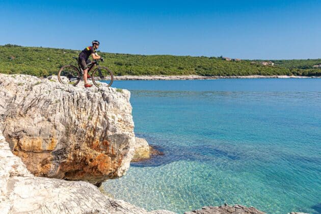 Cycliste explorant la côte adriatique à Krk, Croatie