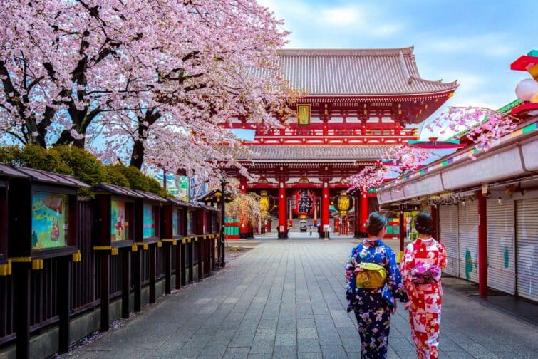 Deux geishas en kimono traditionnel devant le temple Senso-ji à Asakama, Tokyo