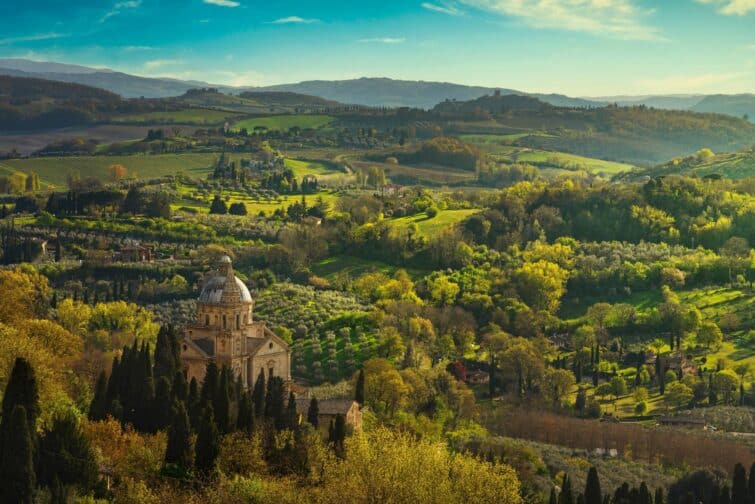 Église San Biagio et paysage environnant avec vignobles de Vin Nobile di Montepulciano, Toscane