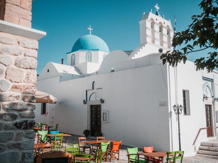 Église blanche à toit bleu avec cloches à Paros, Grèce