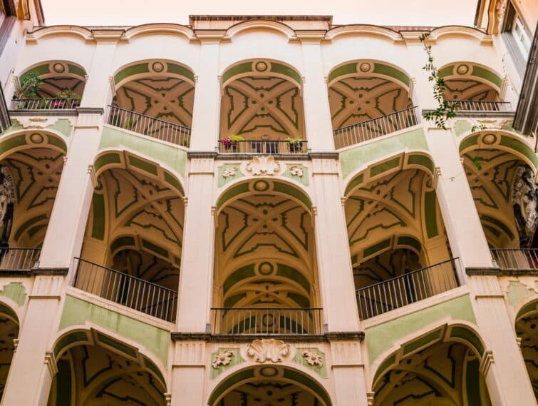 Escaliers en double spirale du Palais de l'Espagnol à Naples, architecture imposante et élégante