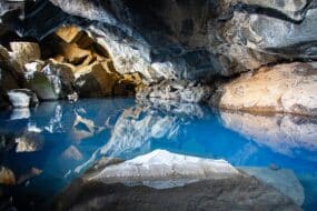 Exploratrice dans le tunnel de lave de Raufarhólshellir en Islande