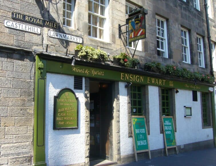 Facade de The Ensign Ewart, pub traditionnel sur Royal Mile à Édimbourg