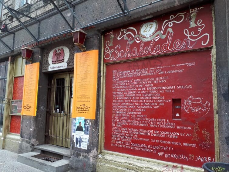 Façade du café Schokoladen à Berlin avec des gens assis à l'extérieur