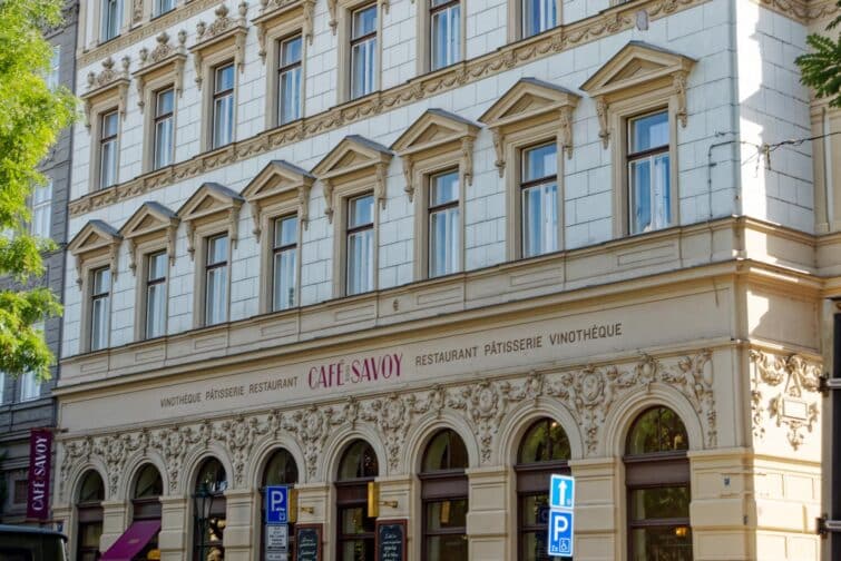 Façades des maisons historiques de Prague, près du Café Savoy