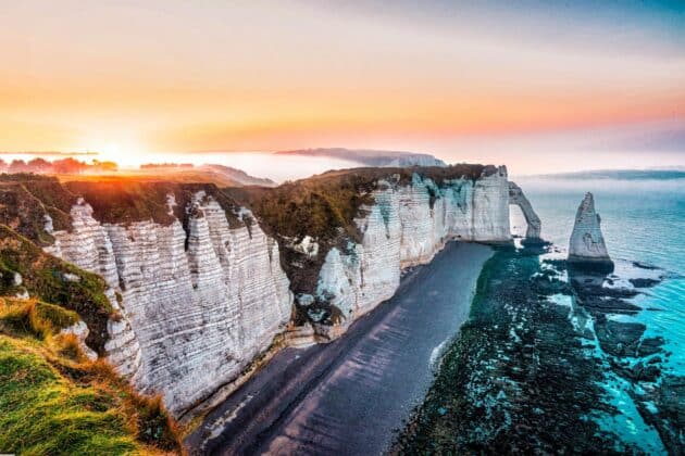 Falaises et plage de galets à Étretat en Normandie, France