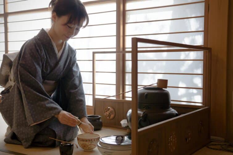 Femme japonaise en kimono lors d'une cérémonie du thé à Tokyo