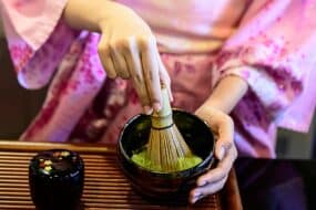 Femme japonaise portant un kimono lors d'une cérémonie du thé à Tokyo