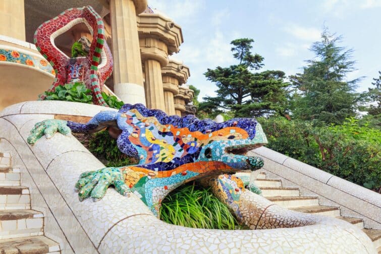 Fontaine avec sculpture de grenouille au Parc Güell, Barcelone