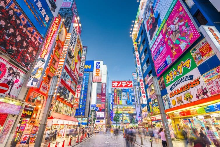 Foule dense dans le quartier d'Akihabara à Tokyo, Japon