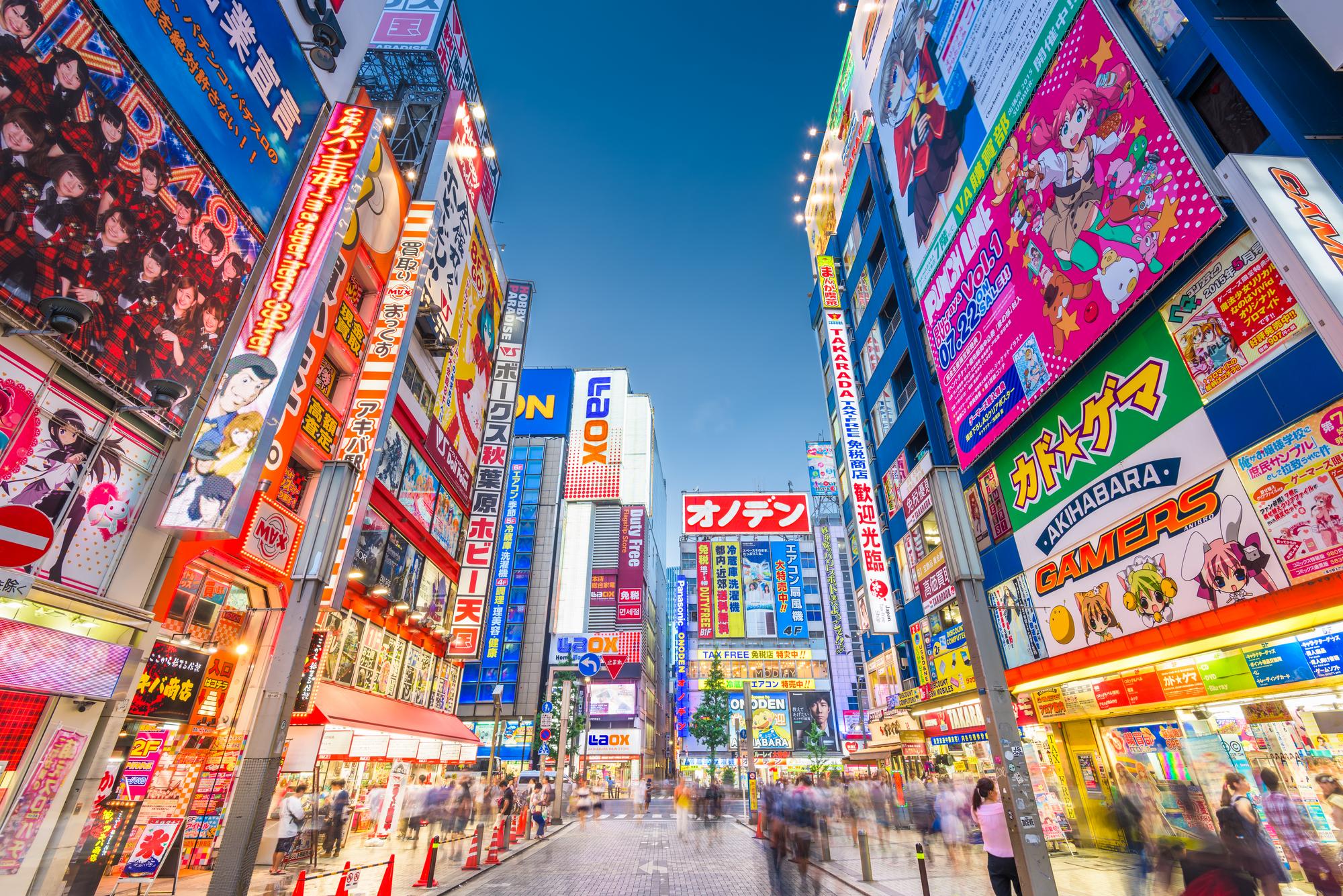 Foule dense dans le quartier d'Akihabara à Tokyo, Japon