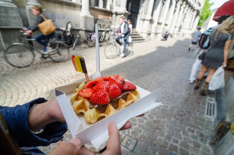 Gaufre belge avec sauce au chocolat et fraises à Bruges