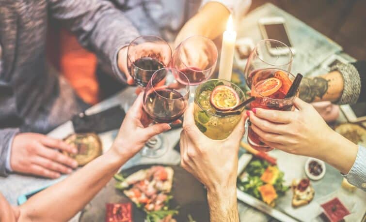 Groupe d'amis branchés savourant un apéritif dans un bar à cocktails à Berlin