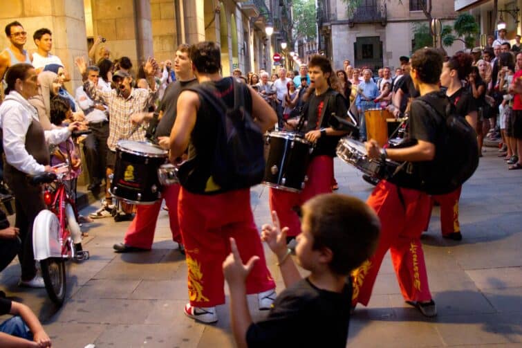 Groupe musical jouant en live dans le quartier d'El Raval à Barcelone