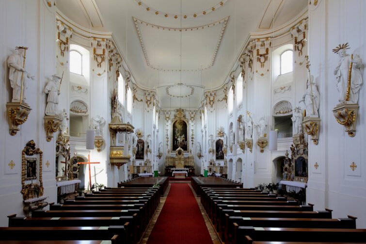 Intérieur de l'Église des Orphelins à Vienne, montrant l'autel et les détails architecturaux baroques