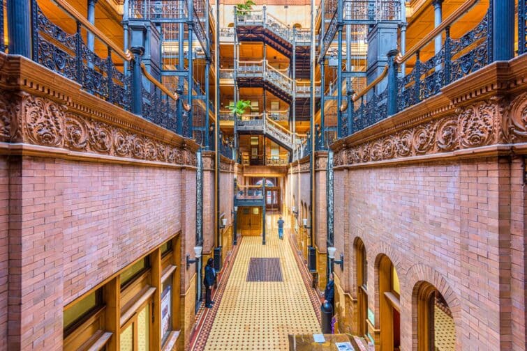 Intérieur du Bradbury Building à Los Angeles, montrant ses détails architecturaux et structures en fer forgé, pris le 29 février 2016.