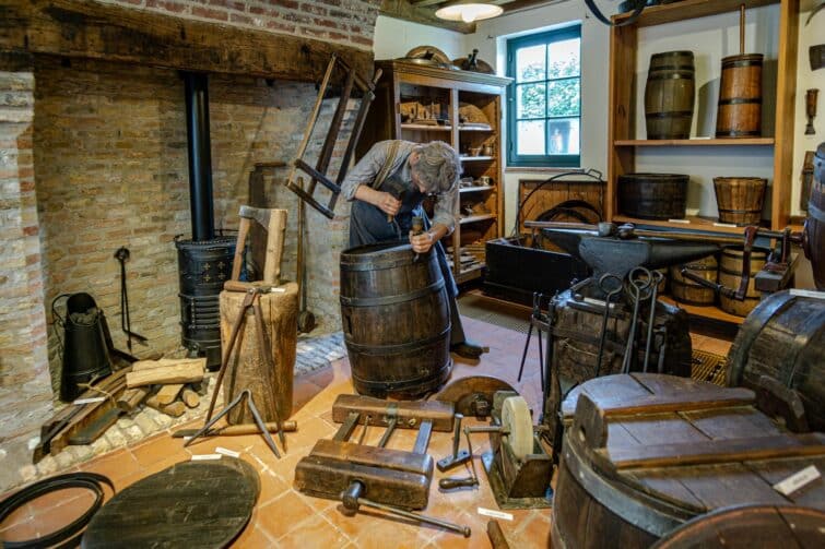 Intérieur du musée de la Vie Populaire de Bruges, montrant des expositions et décorations traditionnelles