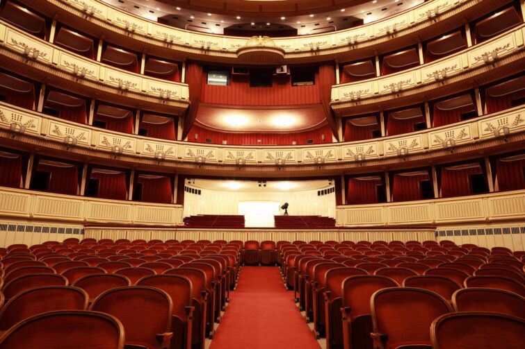 Intérieur majestueux de l'Opéra d'État de Vienne avec des sièges rouges et un éclairage somptueux