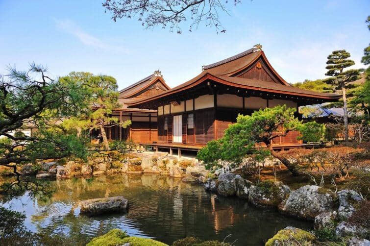 Jardin du Pavillon d'Argent, Ginkaku-ji, à Kyoto, Japon, montrant le design raffiné du jardin zen et l'architecture historique