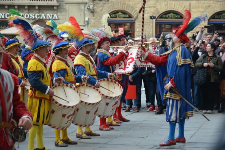 Joueurs en action pendant un match de Calcio Storico Florentino à Florence, Italie