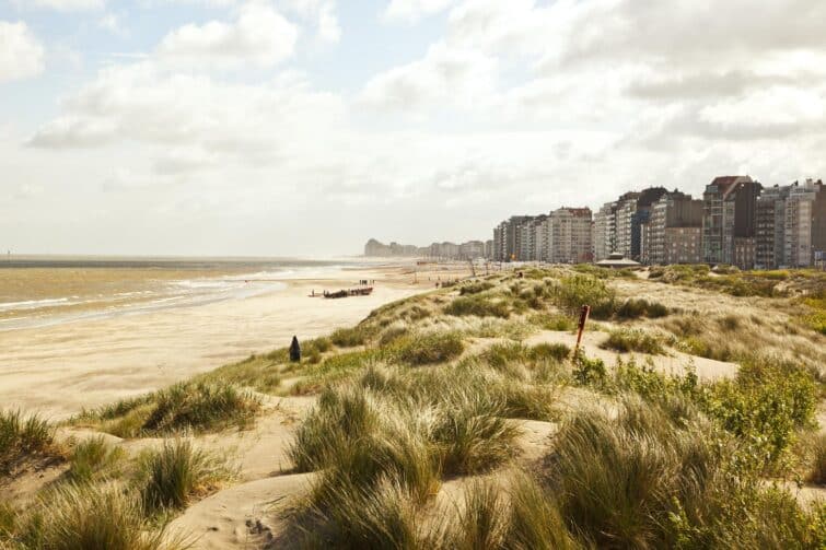 La station balnéaire et la plage de Zeebrugge près de Bruges en journée ensoleillée