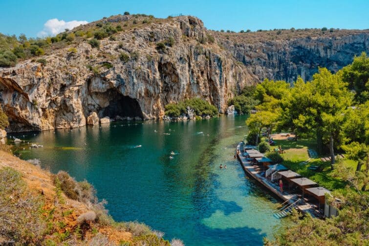 Lac Vouliagmeni à Athènes, Grèce - Vue aérienne montrant sa proximité avec le milieu urbain et naturel