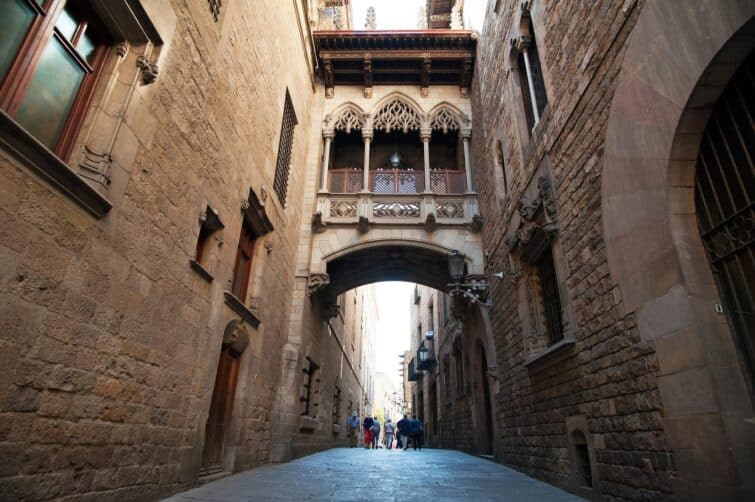 Le Pont del Bisbe situé dans le quartier gothique de Barcelone en journée