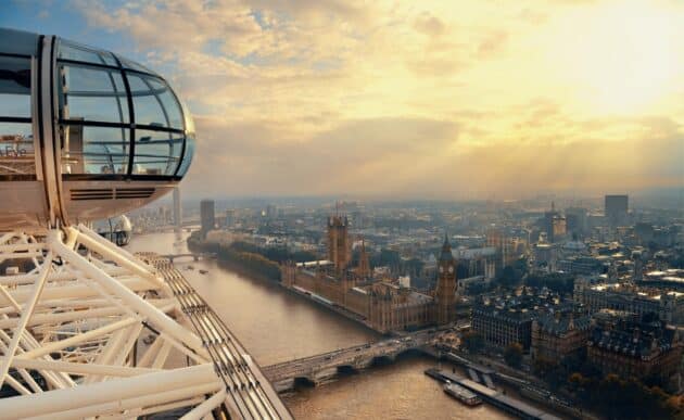 London Eye avec vue panoramique sur la Tamise et Westminster lors d'une journée ensoleillée