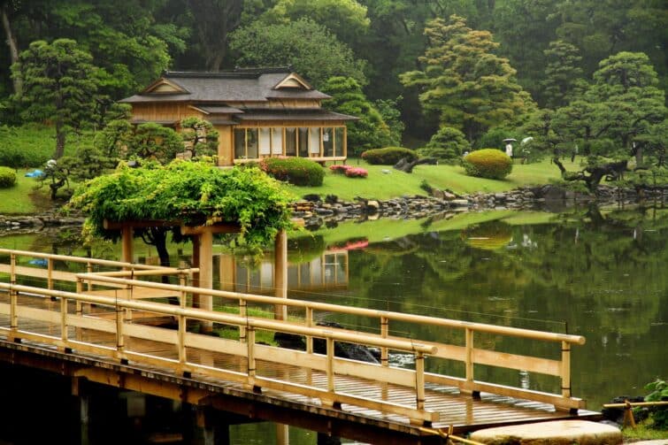 Maison de thé traditionnelle dans les jardins Hama-Rikyu à Tokyo