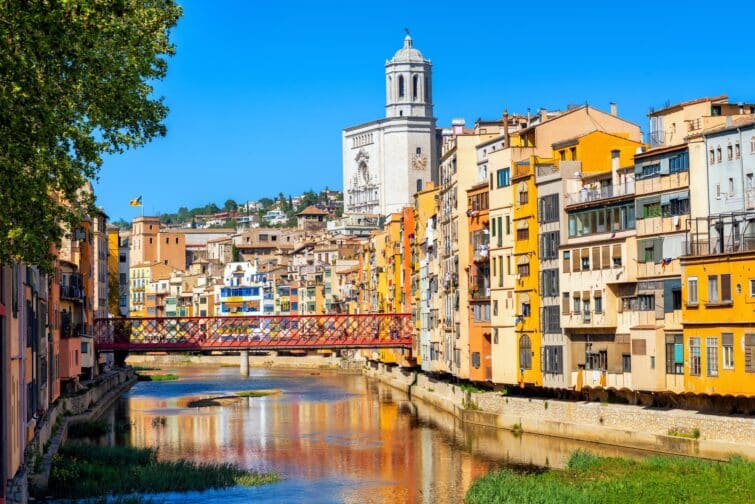 Maisons colorées et cathédrale gothique à Gérone, Catalogne, Espagne