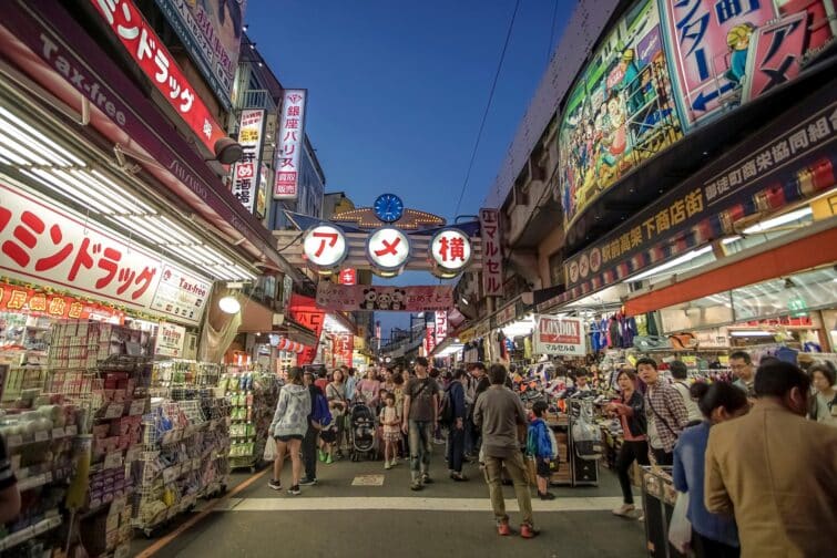 Marché de Tsukiji à Tokyo, Japon, avec des étals de poissons et de fruits de mer, activité et acheteurs en vue