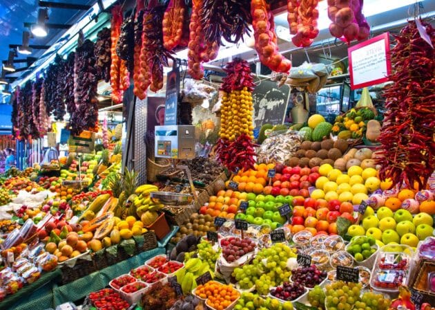 Marché de la Boqueria, étals colorés avec fruits, légumes et visiteurs, Barcelone
