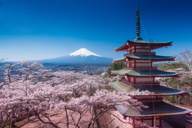 Mont Fuji avec pagode rouge en premier plan, symbole de beauté naturelle et culture japonaise