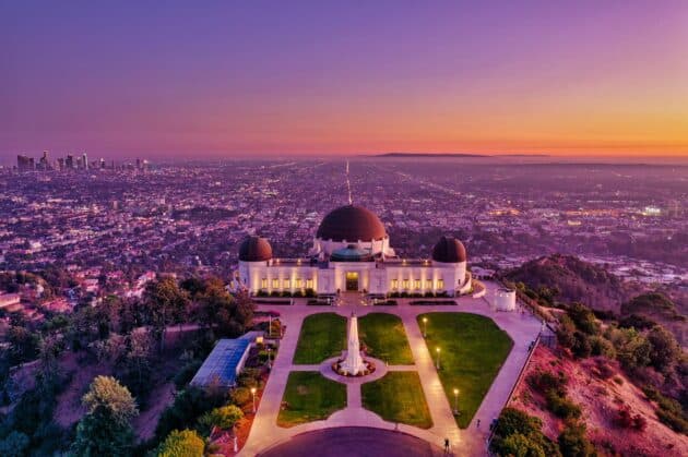 Observatoire Griffith à Los Angeles au coucher du soleil, vue aérienne