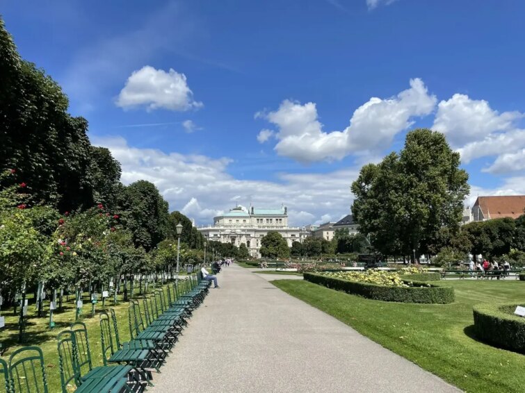 Parc le long de la Ringstrasse avec des arbres et des chemins piétonniers