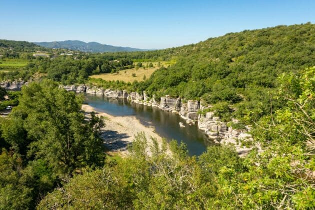 Paysage panoramique du cirque de Gens en Ardèche avec rivière et falaises calcaires